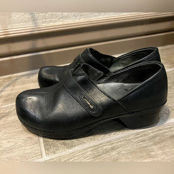 Dansko Solstice black clogs, missing buttons - Picture 2 of 4